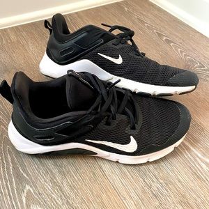 Women’s Nike tennis shoes 8.5